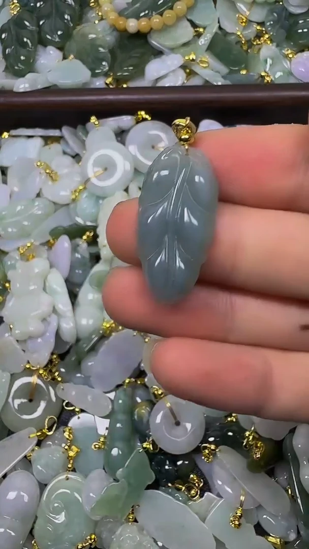 颈饰未镶嵌翡翠颈饰未嵌镶翡翠