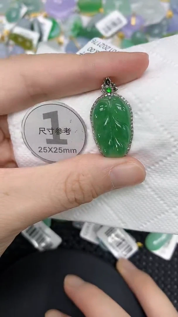 颈饰18K金镶嵌翡翠1111111111