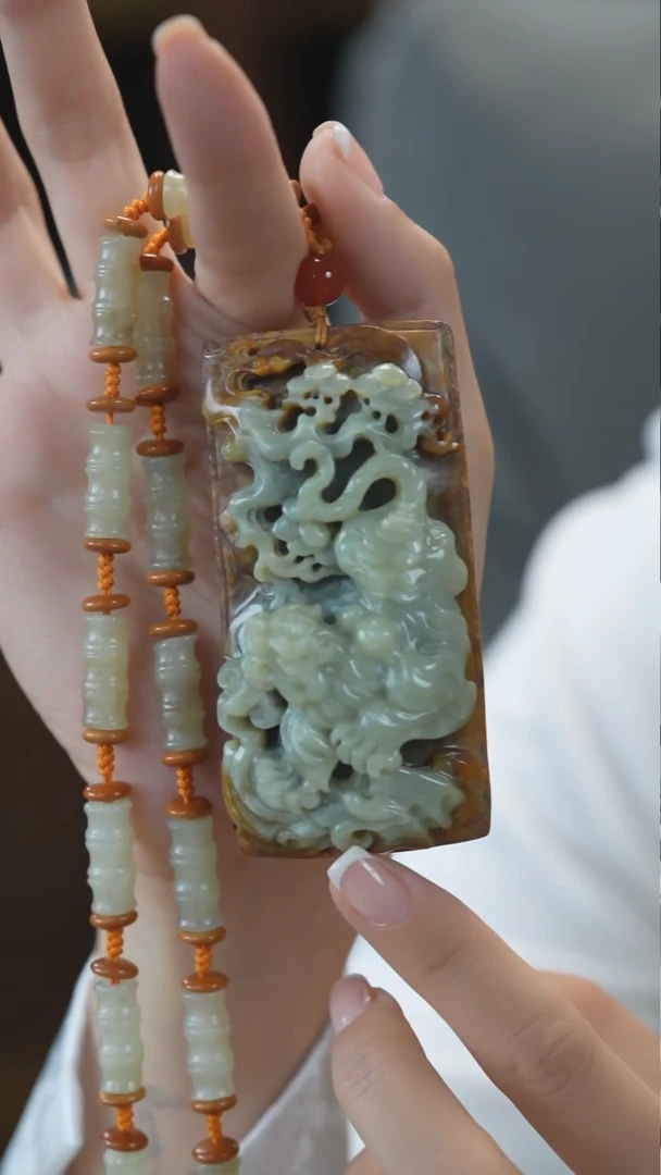 颈饰未镶嵌岫岩河磨玉（透闪石质玉）虎牌