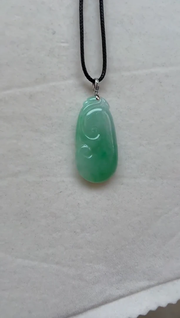 颈饰18K金镶嵌翡翠挂件