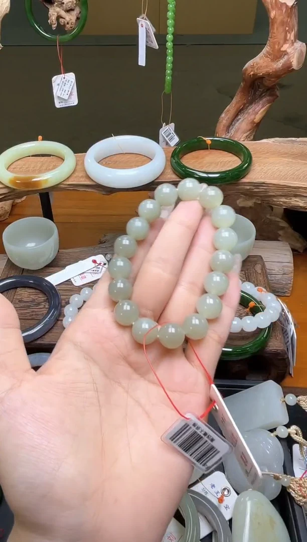 未镶嵌手串和田玉大**鬼卡12且末青白 圆珠