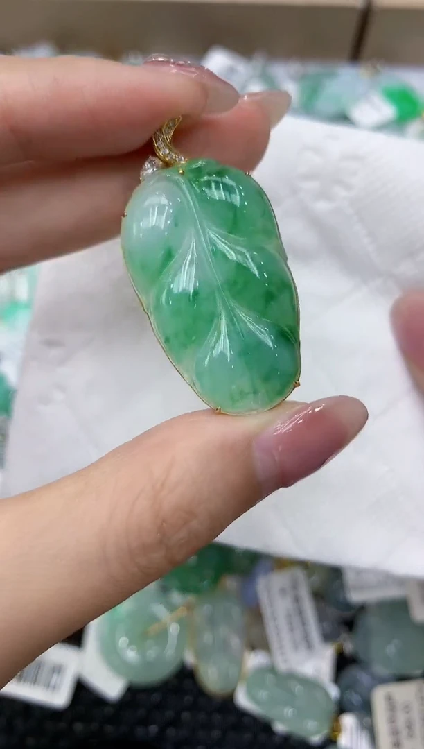 翡翠18K金镶嵌颈饰111111111