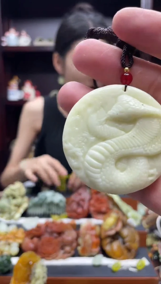 岫玉未镶嵌吊坠·