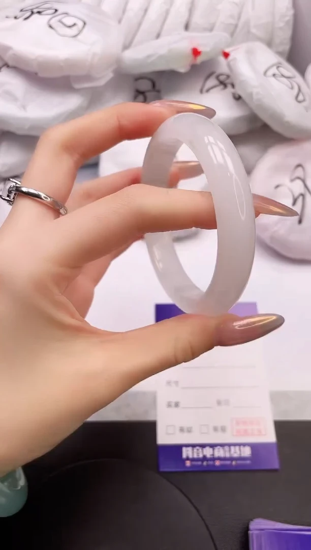 【闪购商品】石英质玉手镯未镶嵌20K193-58