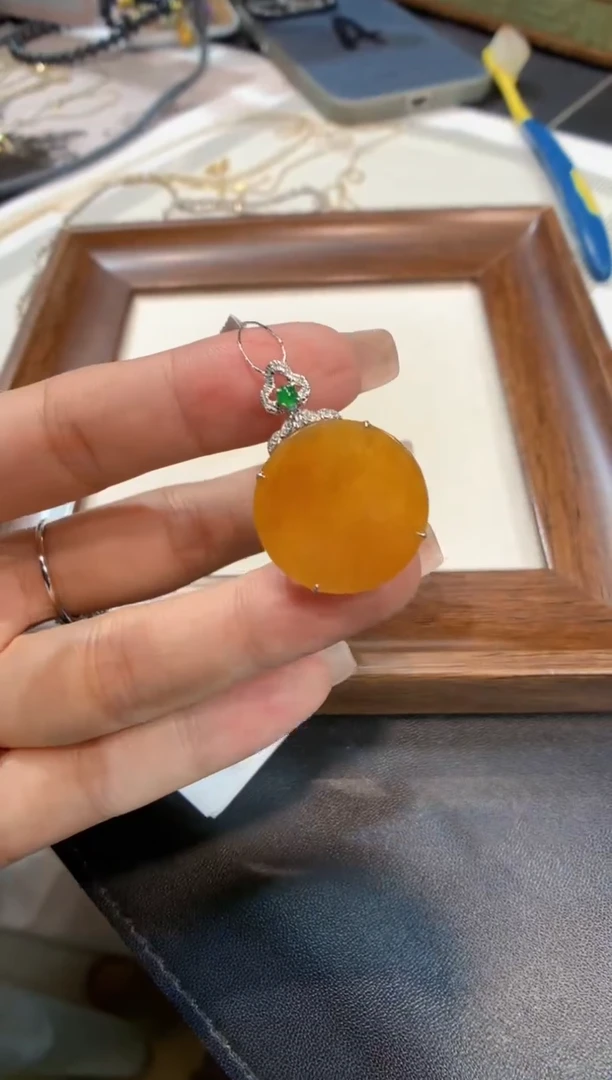 颈饰18K金镶嵌翡翠无事牌