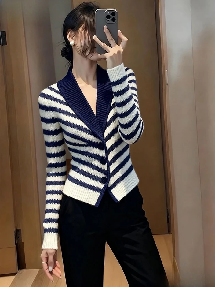 蓝色条纹针织上衣女秋高端小众不撞款独特漂亮超好看气质掐腰毛衣