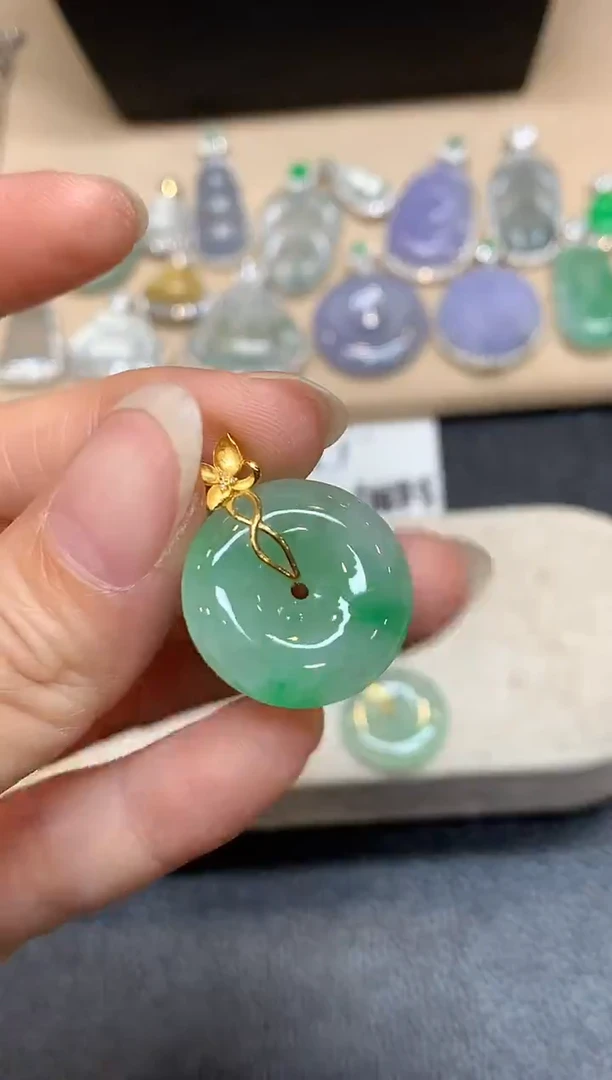 颈饰18K金镶嵌翡翠平安扣【无服务费