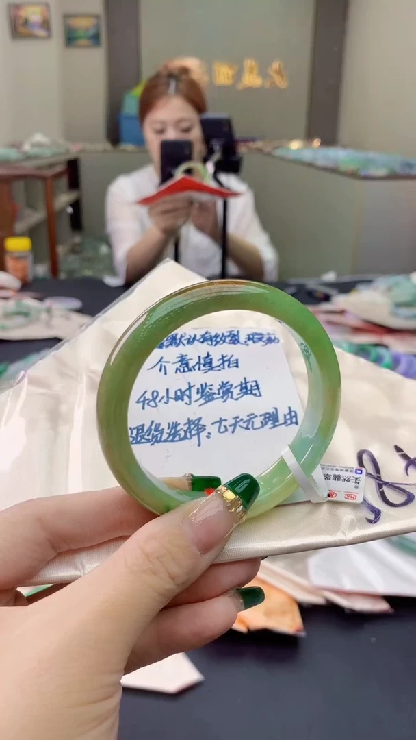 翡翠手镯未镶嵌0516256857