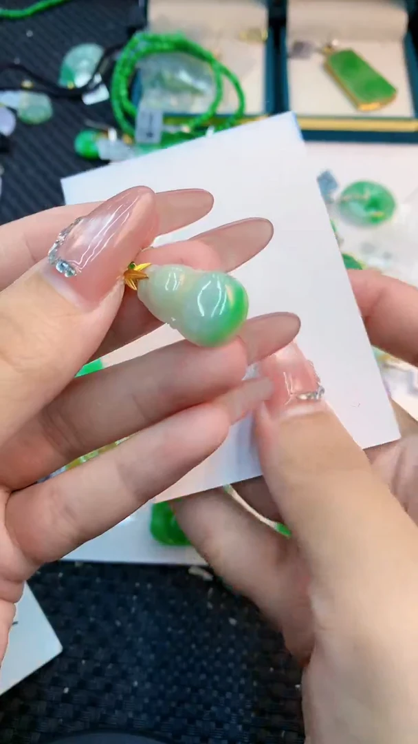 翡翠18K金镶嵌吊坠(不含链)1