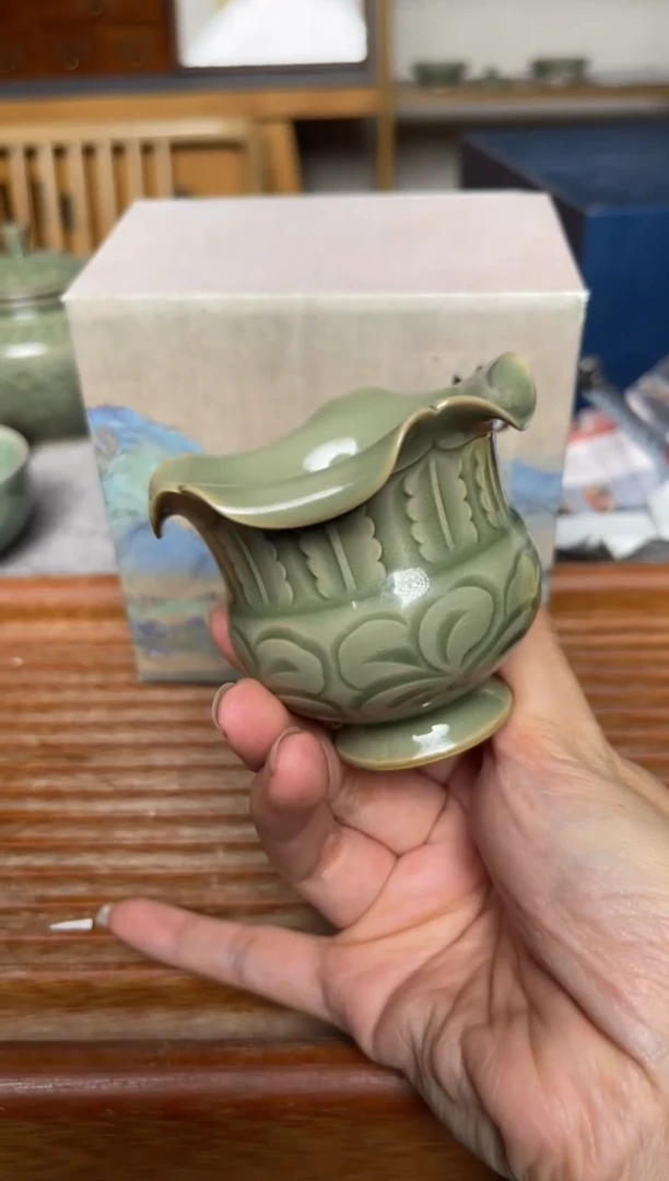 瓷器纯手工橄榄绿花口尊 微瑕