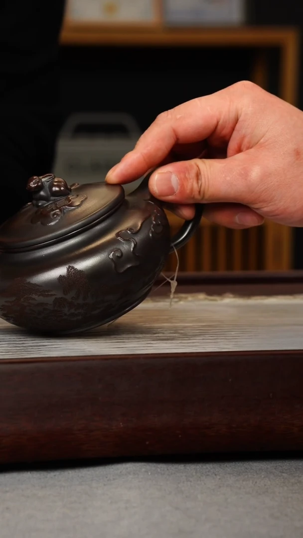 【闪购商品】紫砂茶壶铁血红砂 玉兔仿古 刻绘