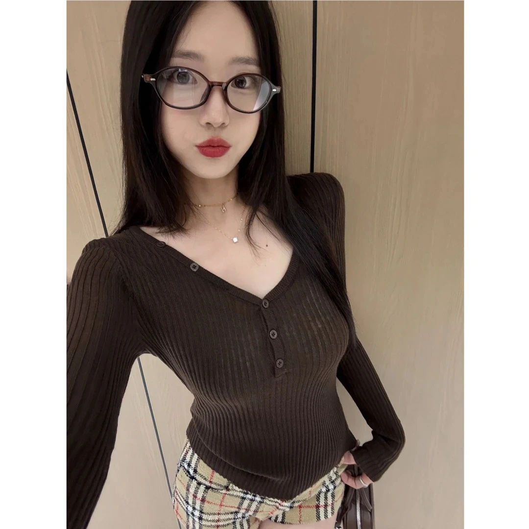 纯欲辣妹纽扣设计感V领针织衫女秋冬打底衫显身材显锁骨上衣H9-23