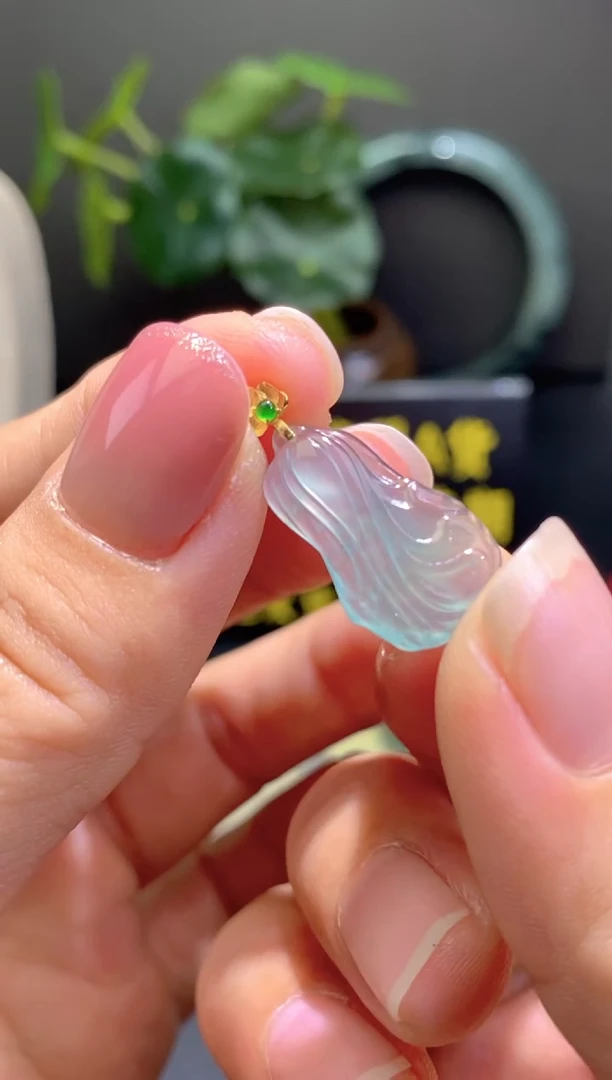 翡翠18K金镶嵌颈饰翡翠吊坠