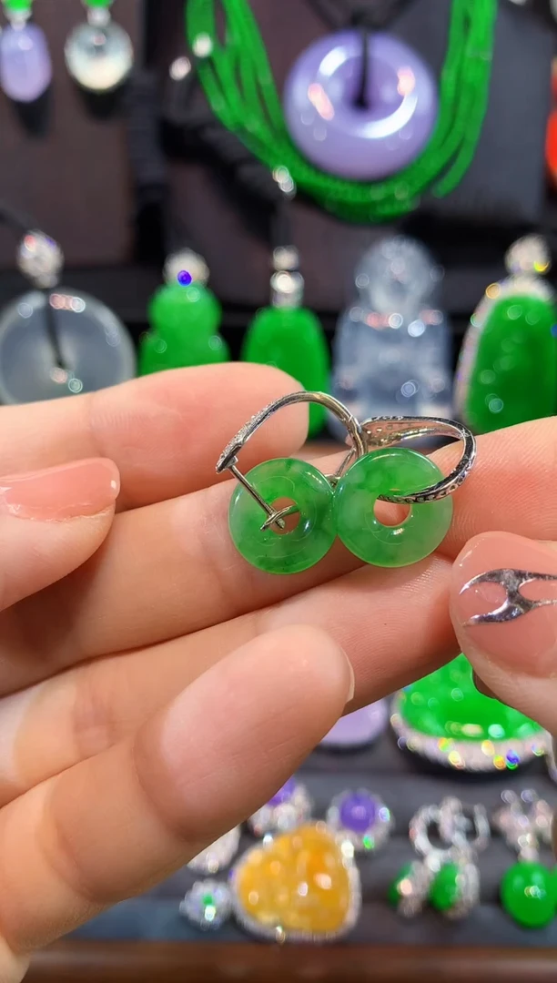 18K金镶嵌翡翠耳饰耳包