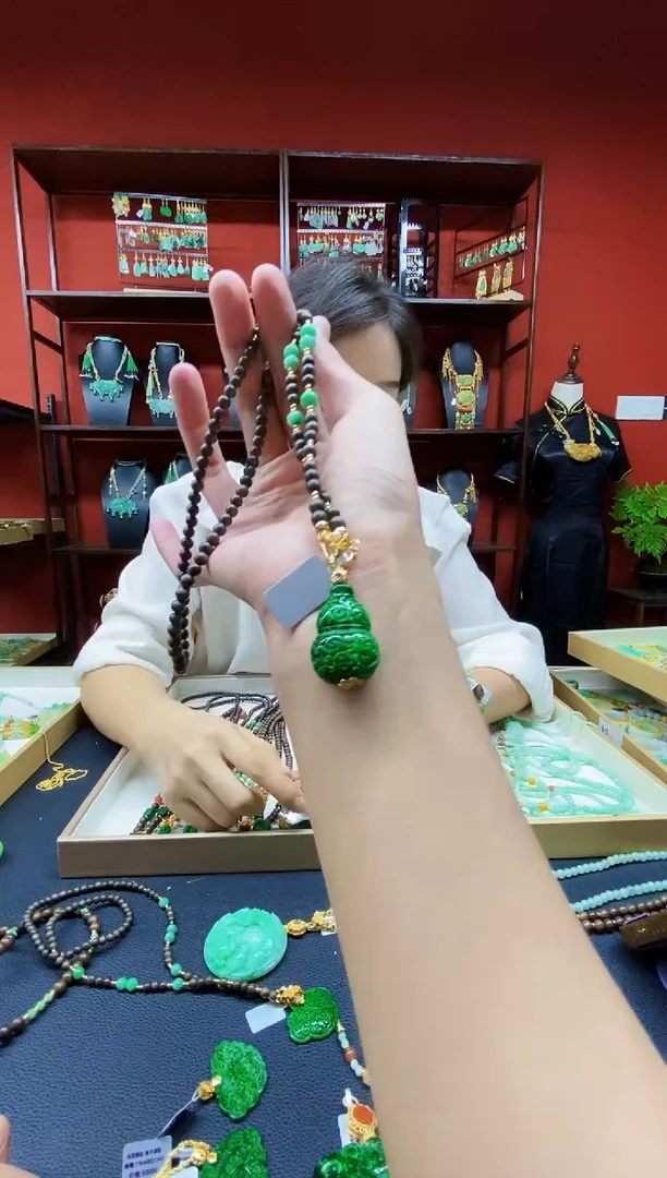 颈饰未镶嵌翡翠吊坠