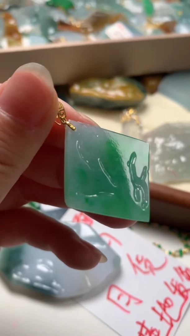 【闪购商品】翡翠颈饰18K金镶嵌吊坠