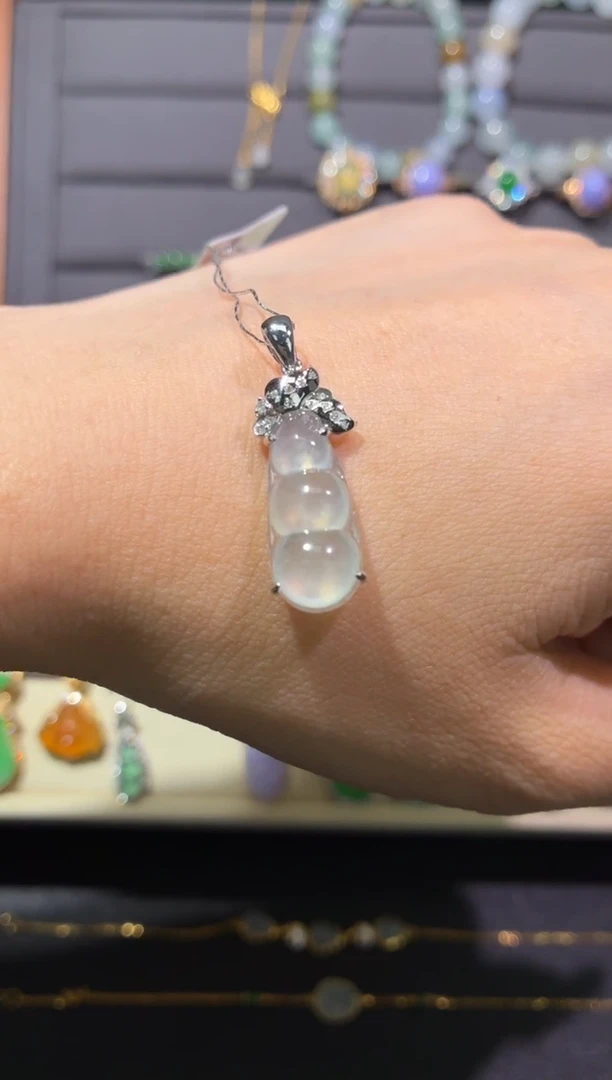 翡翠18K金镶嵌颈饰天然翡翠A货