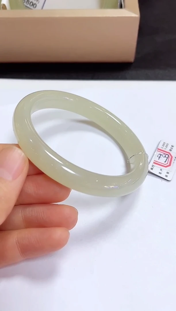 颈饰未镶嵌和田玉手镯60.6