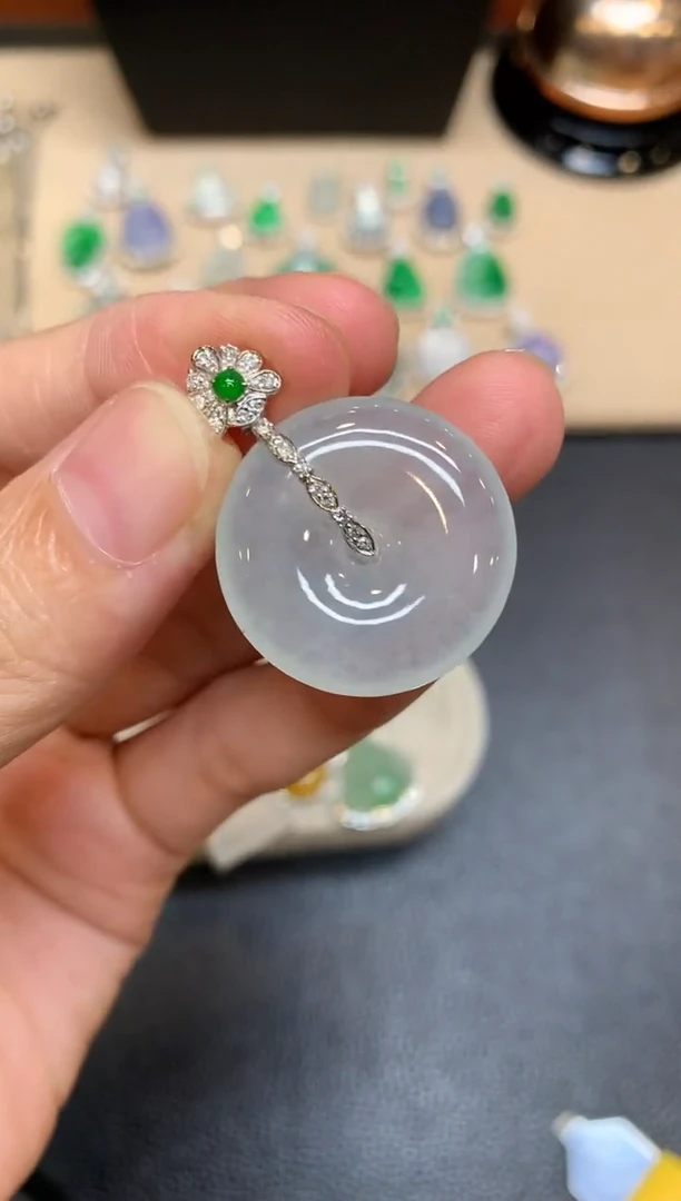 颈饰18K金镶嵌翡翠平安扣【无服务费