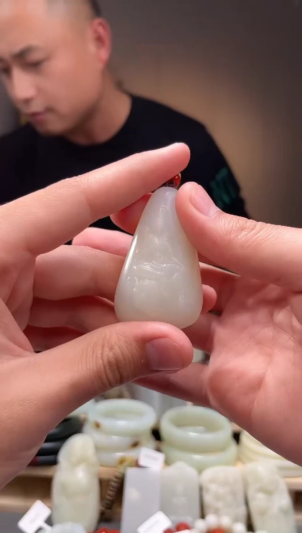 颈饰未镶嵌和田玉吊坠