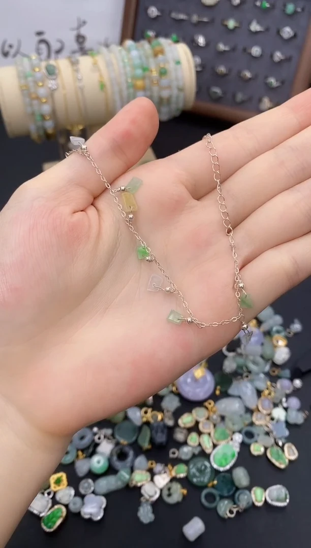 翡翠未镶嵌颈饰哥哥