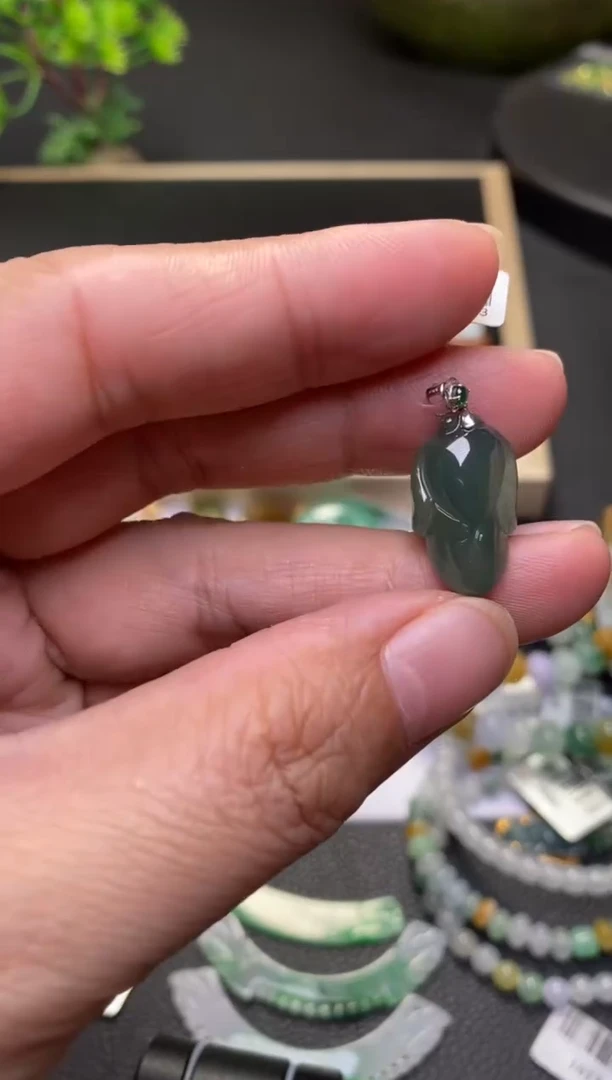 颈饰18K金镶嵌翡翠净货30866