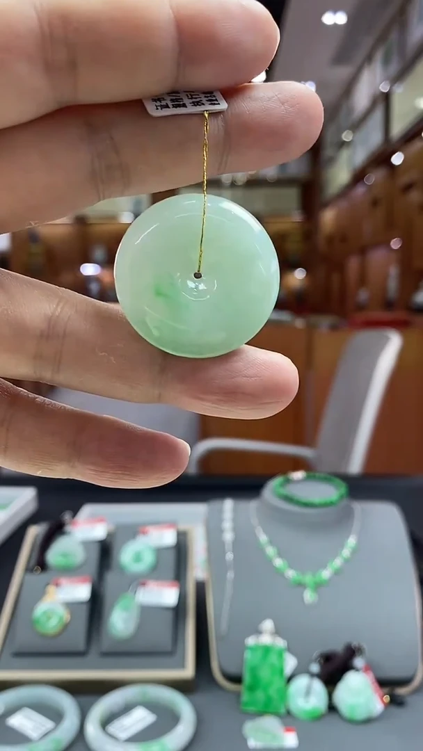 颈饰未镶嵌翡翠平安扣