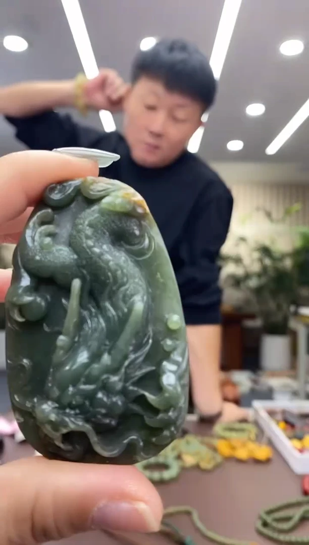颈饰未镶嵌透闪石质玉吊坠