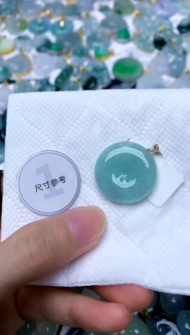 颈饰18K金镶嵌翡翠天然A货翡翠