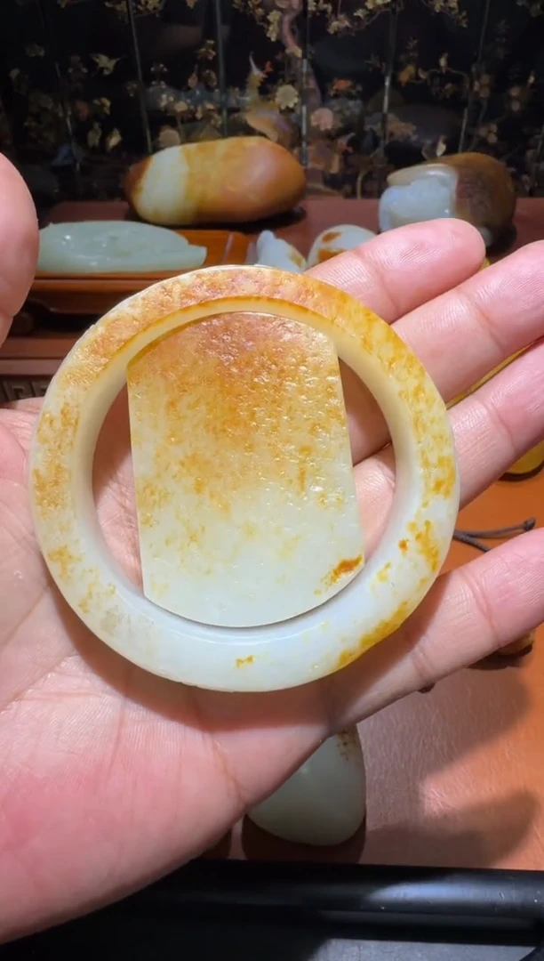 和田玉未镶嵌颈饰手镯一套