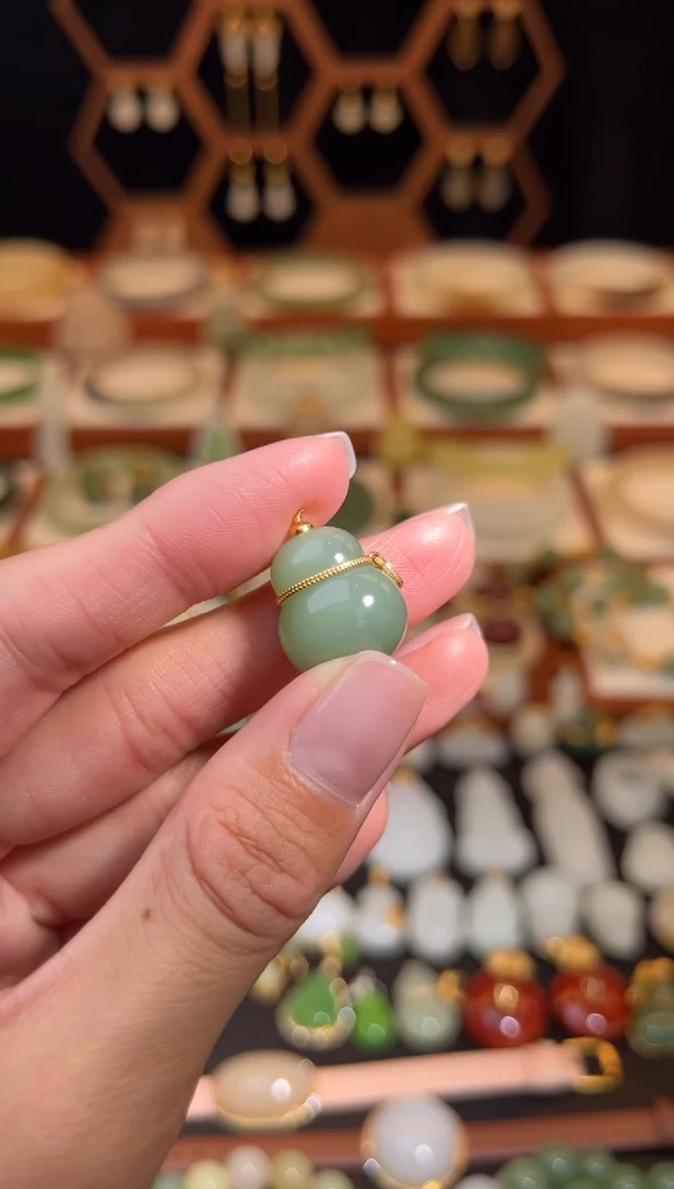 18K金镶嵌和田玉挂件福利