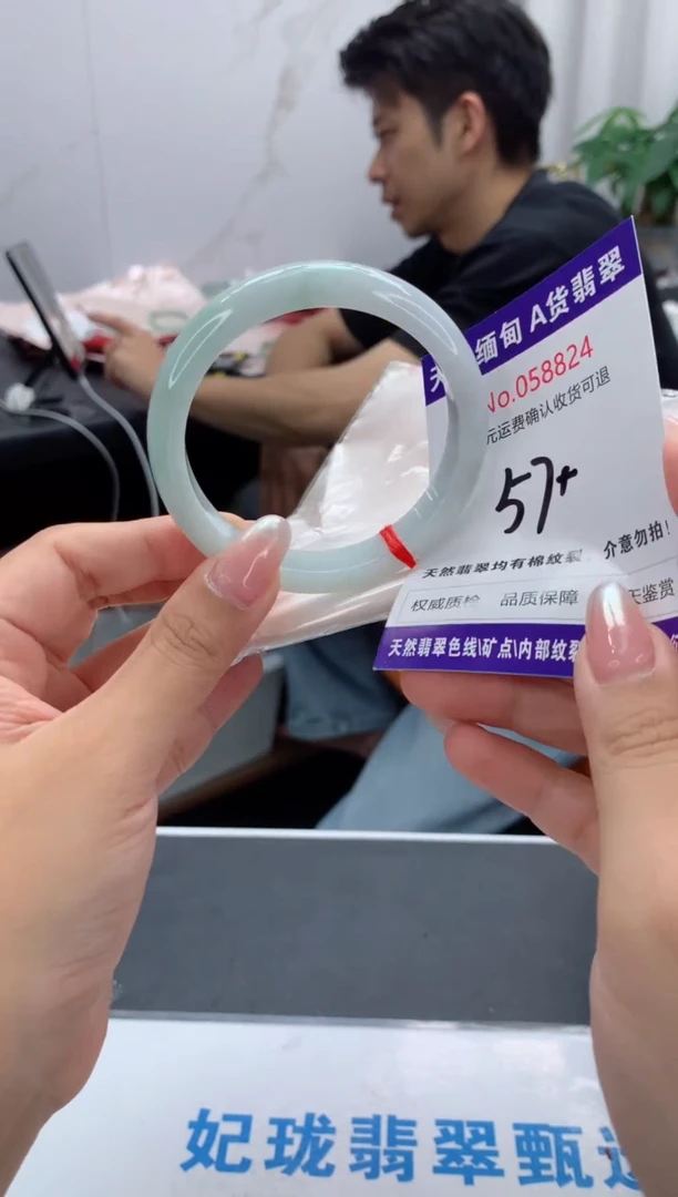 翡翠手镯未镶嵌有纹，完美者勿拍