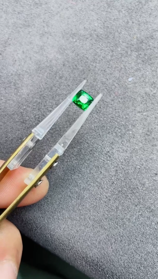 未镶嵌裸石石榴石（沙弗莱）1.02ct