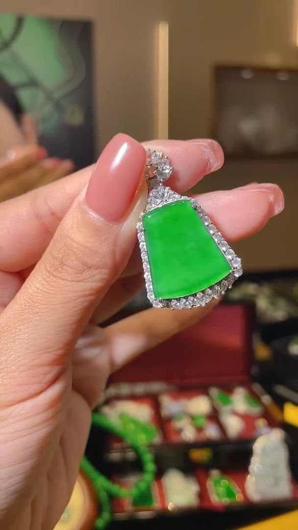 【闪购商品】翡翠吊坠(不含链)银S925镶嵌天然翡翠A货