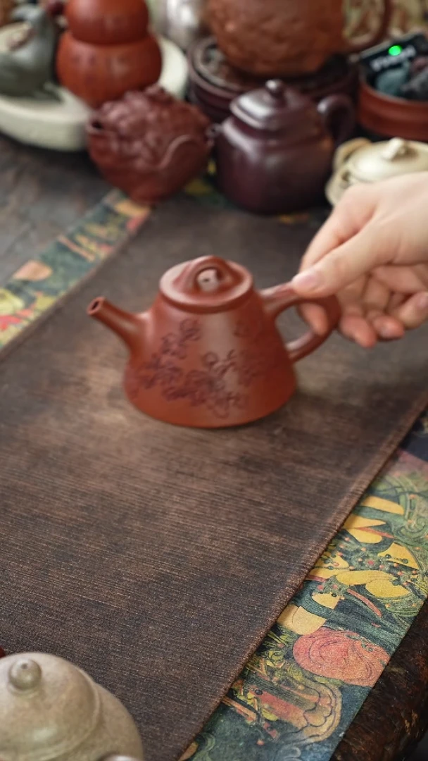 王安凤刻绘字霸王瓢紫砂壶