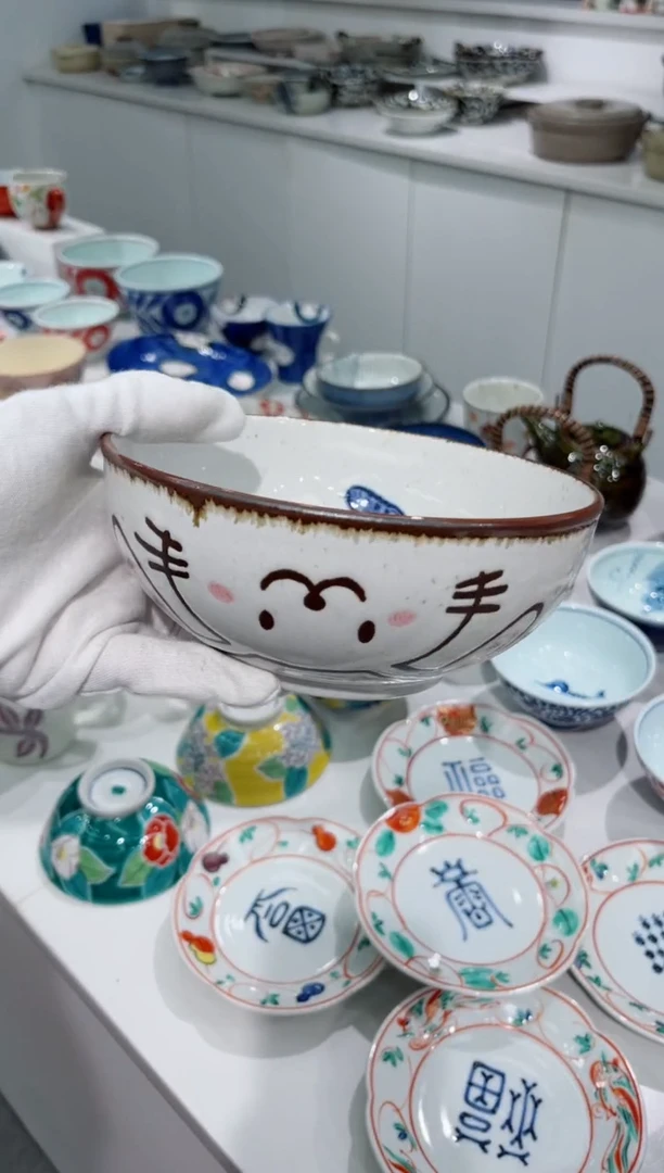 瓷片粉色兔兔面碗