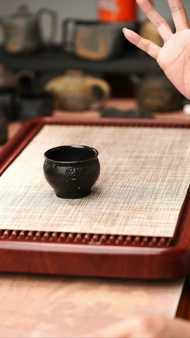 归玉堂冰碛岩重工雕刻双面虎头杯