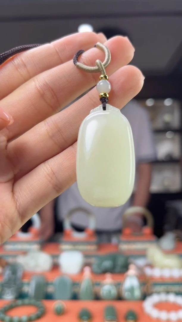 和田玉未镶嵌颈饰佩佩