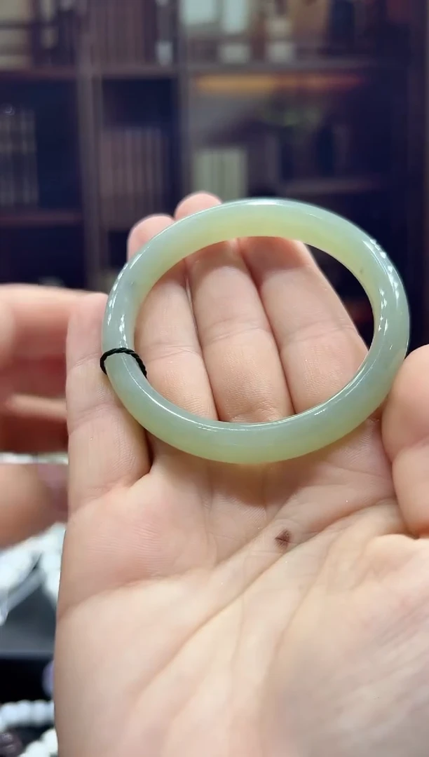 和田玉手镯未镶嵌新疆和田玉且末料卡54圈口手镯