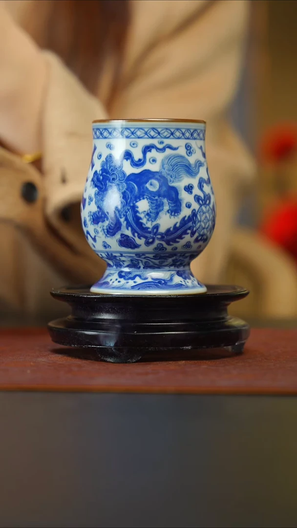 素器  青花 狮子滚绣球海水纹凯恩杯