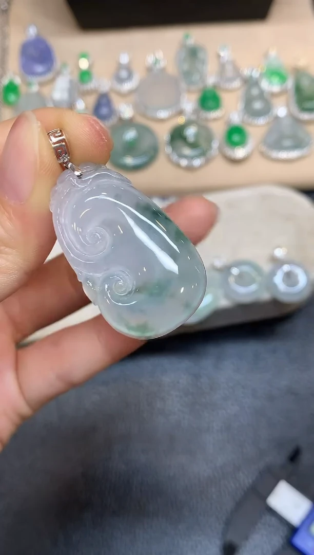 颈饰18K金镶嵌翡翠如意【无服务费