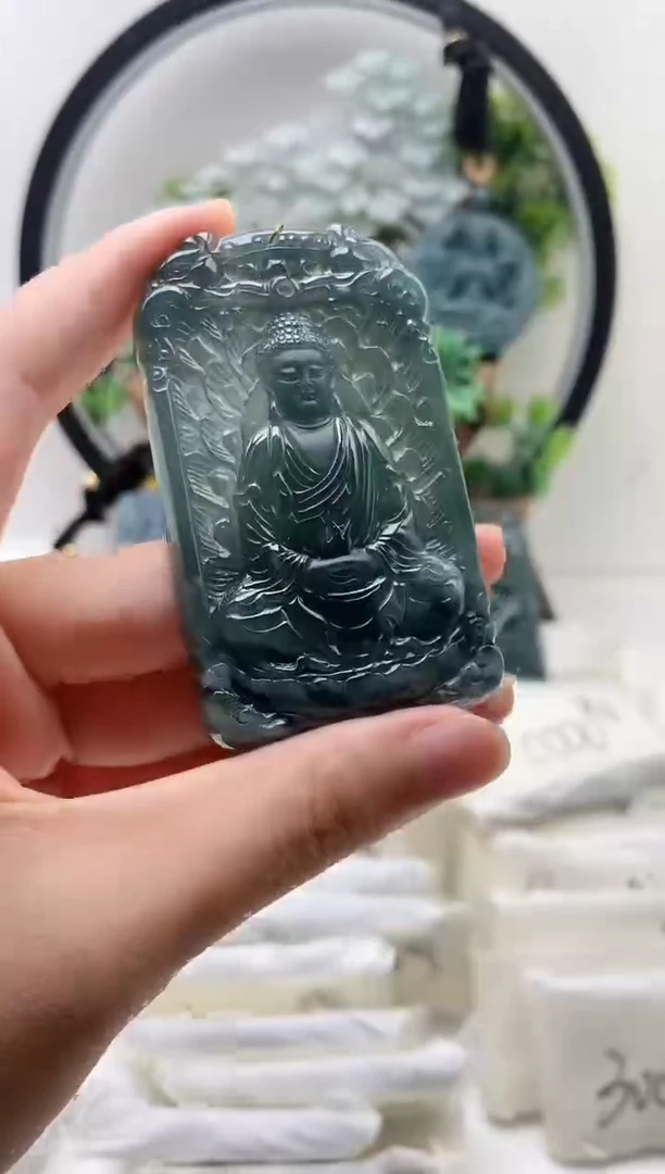 翡翠未镶嵌颈饰大日如来