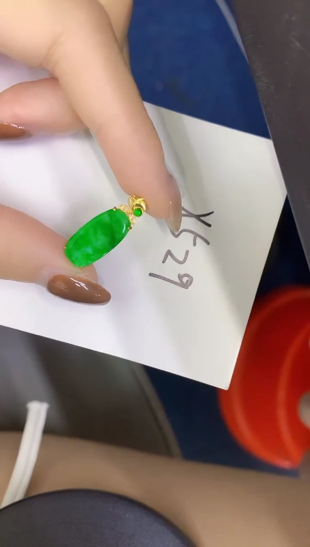 颈饰18K金镶嵌翡翠缅甸天然翡翠A货