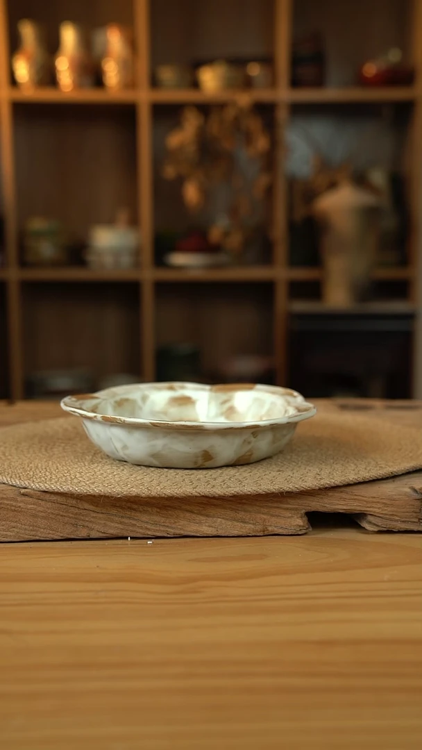 粉影系列的8英寸宽边花瓣盘1个