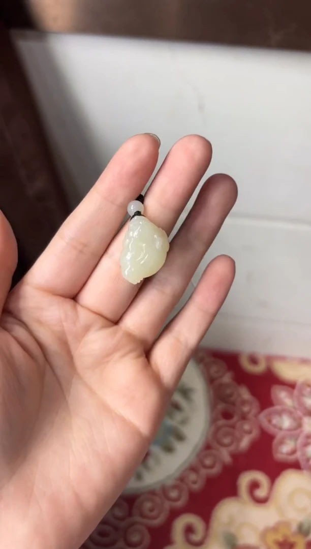 【闪购商品】和田玉吊坠(赠链)未镶嵌且末微色差近矿吊坠