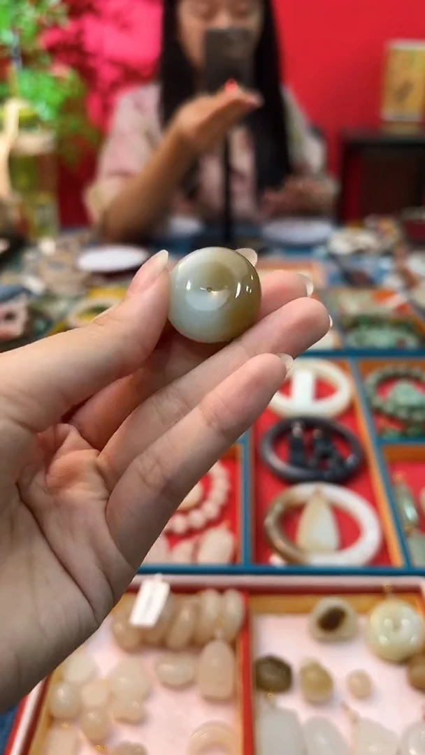 颈饰未镶嵌和田玉（糖玉）糖白平安扣