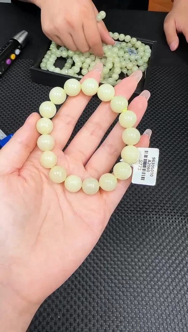 未镶嵌手串和田玉一条，约12mm，多样性发一件