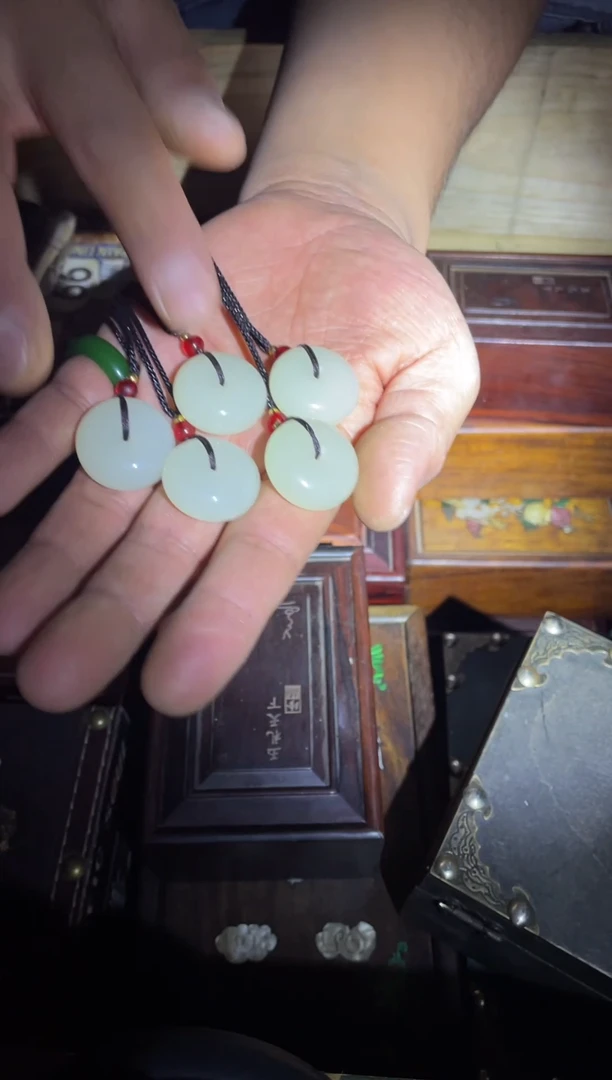 和田玉未镶嵌颈饰羊脂白平安扣1件小