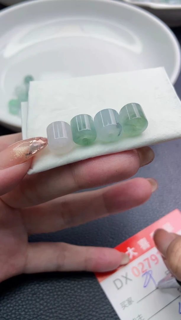未镶嵌定制翡翠绿*珠子