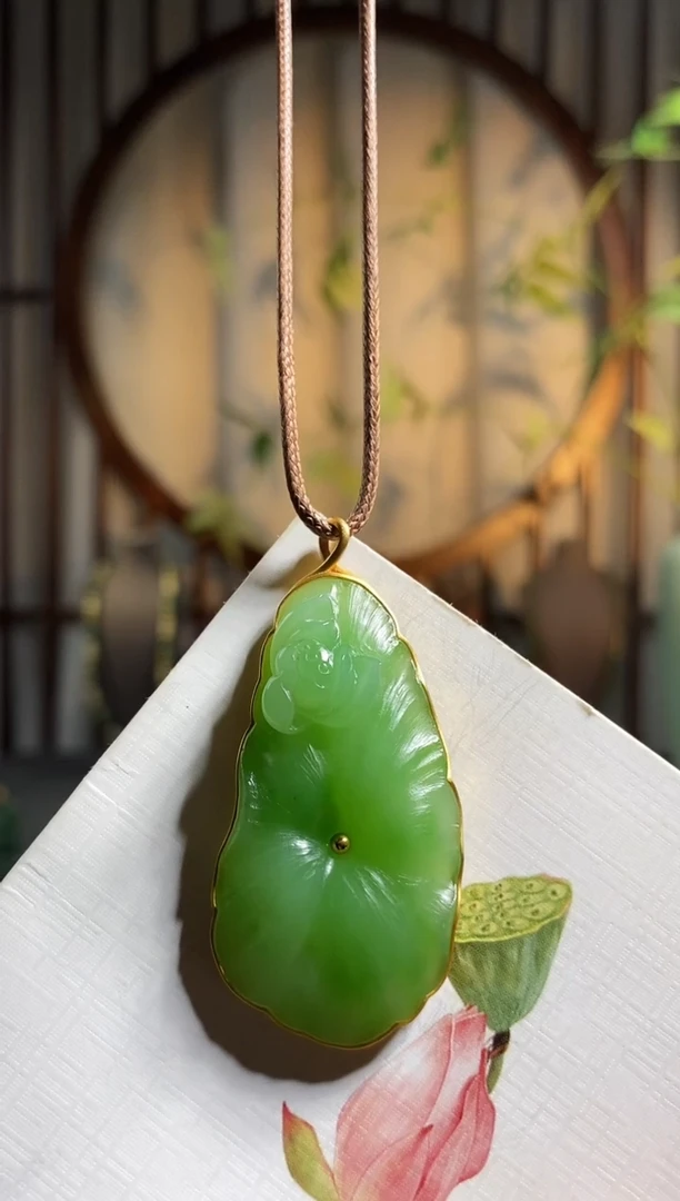 颈饰18K金镶嵌和田玉，苹果绿荷花